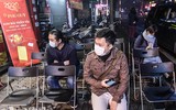 Người dân Hà Nội bịt khẩu trang phòng virus Corona mua vàng